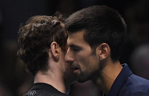 Brit Andy Murray (vlevo) a Srb Novak Djokovič po konci finálového zápasu Turnaje mistrů.