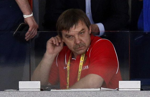 Potrestaný kouč Rusů Oleg Znarok musel pro finále vzít zavděk místem mimo střídačku.