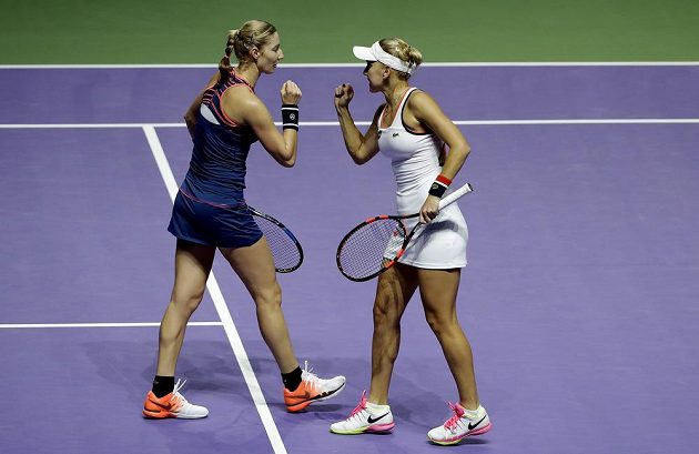 Ruská dvojice Jekatěrina Makarovová a Jelena Vesninová mají radost po jedné z vítězných výměn.