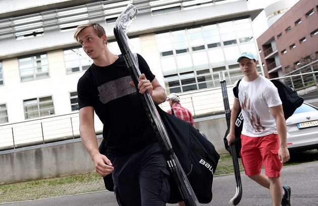 Sparťanští útočníci Daniel Přibyl (vpředu) a Jan Buchtele na srazu hokejové reprezentace.
