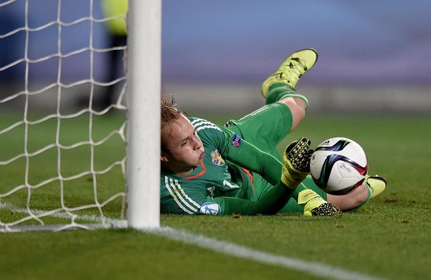 Švédský brankář Patrik Carlgren zasahuje ve finále ME hráčů do 21 let proti Portugalsku.