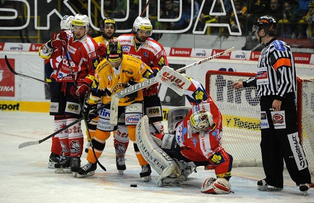 Dramatická situace před pardubickým brankářem Robertem Kristanem (vpravo), uprostřed litvínovský Jakub Petružálek mezi hráči Pardubic.