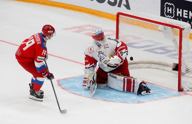 Ruský útočník Vladimir Eduardovič Tkačov překonává během samostatných nájezdů českého brankáře Šimona Hrubce.