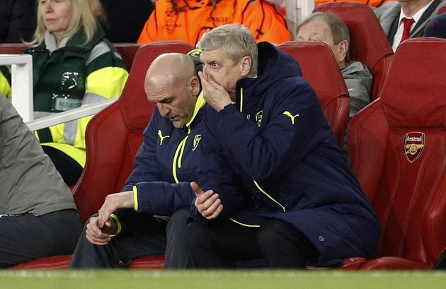 Zdrcený kouč Arsenalu Arséne Wenger po debaklu s Bayernem v odvetném osmifinále Ligy mistrů určitě přemýšlel o rezignaci, kterou požadovali fanoušci Kanonýrů.