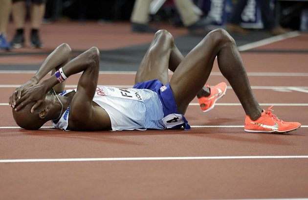 Brit Mo Farah po svém posledním závodě na dráze na 5000 m, v němž vybojoval stříbro.