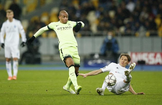 Denys Garmash z Dynama Kyjev (vpravo) odebírá míč Fernandovi z Manchesteru City.