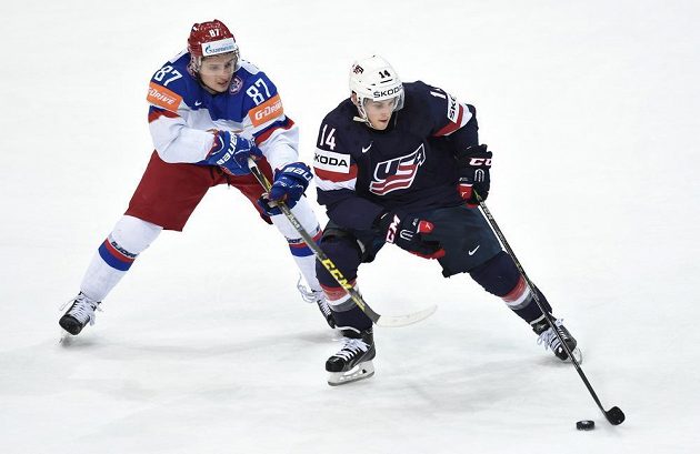 Ruský útočník Vadim Šipačov a útočník USA Steve Moses během semifinále hokejového mistrovství světa v Praze.