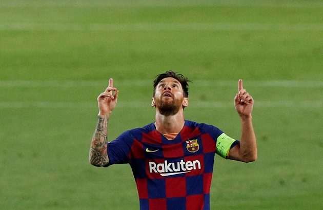 Barcelonský Lionel Messi se raduje po gólu, který nakonec na základě videa nebyl v utkání s Neapolí uznán.