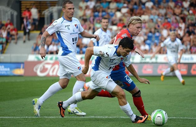 Záložník Baníku Ostrava Vojtěch Englemann (vpředu) a plzeňský záložník František Rajtoral.