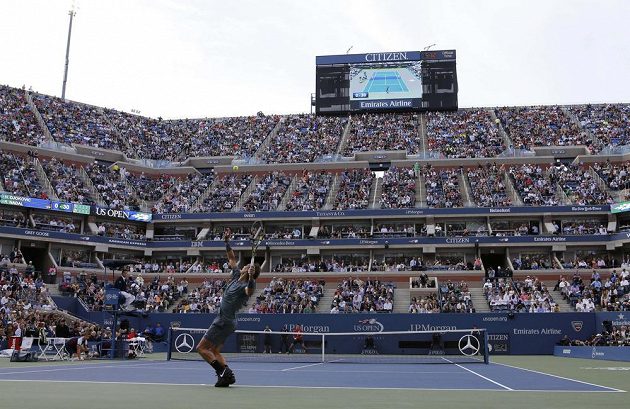 Španěl Rafael Nadal servíruje ve finále US Open proti Novaku Djokovičovi ze Srbska.