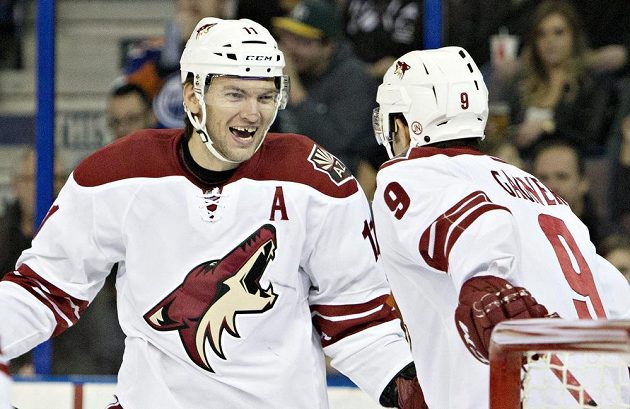 Martin Hanzal (vlevo) a Sam Gagner z Arizony se radují z vítězství nad Edmontonem.