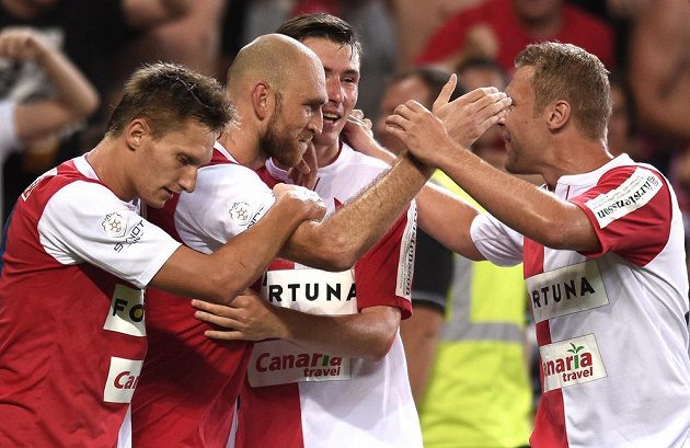 Kapitán pražské Slavie Martin Latka (druhý zleva) oslavuje se spoluhráči gól v síti Baníku Ostrava v utkání 2. kola Synot ligy.