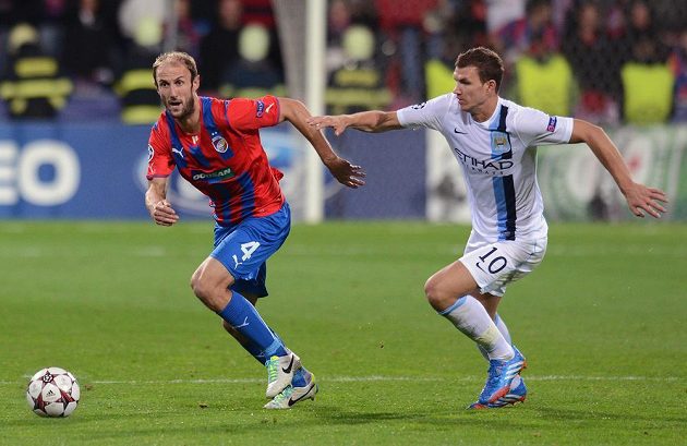 Plzeňský obránce Roman Hubník (vlevo) uniká útočníkovi Manchesteru City Edinu Džekovi v zápase Ligy mistrů.