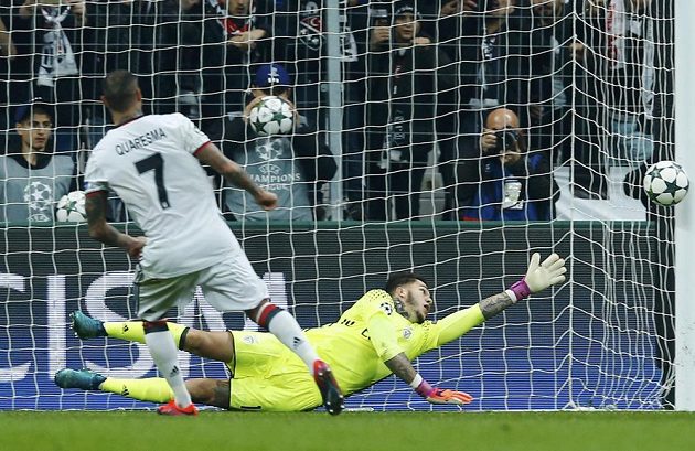 Ricardo Quaresma z Besiktase Istanbul dává gól z penalty v utkání s Benficou Lisabon.