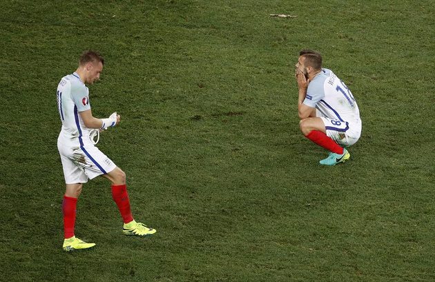 Zklamaní Angličané Jamie Vardy (vlevo) a Jack Wilshere krátce po vyřazení z ME.