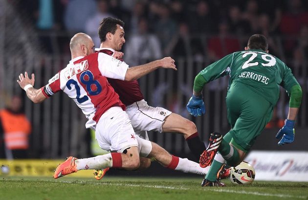 David Lafata ze Sparty (uprostřed) vyrovnává na 1:1 v zápase se Slavií. Zabránit v tom mu nedokázal stoper Martin Latka (vlevo), ani gólman Martin Berkovec.