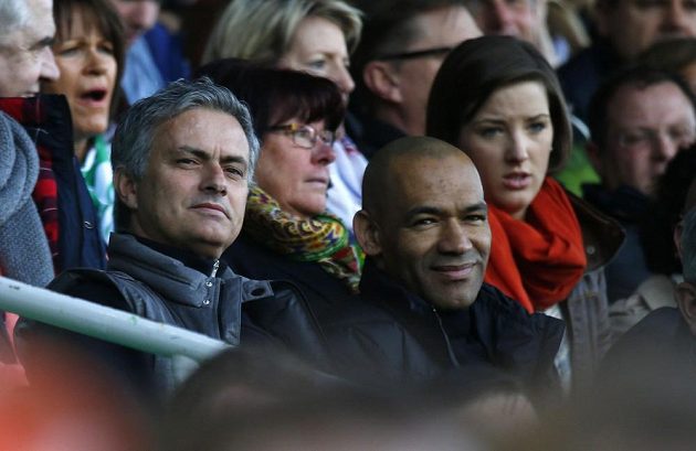 José Mourinho (vlevo), kouč madridského Realu, sledoval ve Fürthu svého semifinálového soupeře v Lize mistrů Borussii Dortmund.