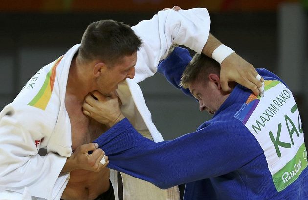 Judista Lukáš Krpálek během zápasu s Kazachem Maximem Rakovem v osmifinále olympijského turnaje.