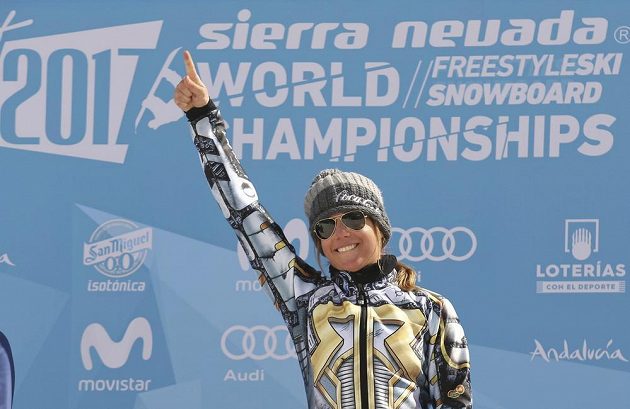 Česká snowboardistka Ester Ledecká vyhrála na MS obří slalom a její radost ze zlaté medaile.