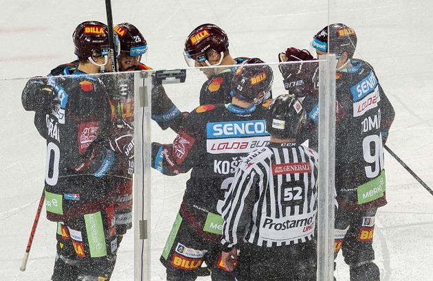 Hokejisté Sparty se radují z gólu proti Litvínovu v zápase pod širým nebem v Drážďanech.