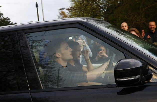 Andy King a Danny Drinkwater z Leicesteru příjíždějí do domu spoluhráče Jamieho Vardyho, aby společně sledovali počínání konkurenčního Tottenhamu na Chelsea.