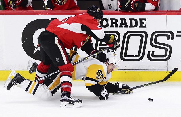 Hlavní hvězdu soupeře Sidneyho Crosbyho obránci Ottawy pečlivě střežili, jako v tomto případě obránce Marc Methot.