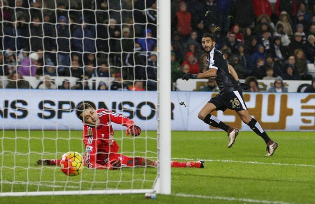 Rijád Mahriz střílí svůj třetí gól v zápase. Na zemi překonaný gólman Swansea Lukasz Fabianski.