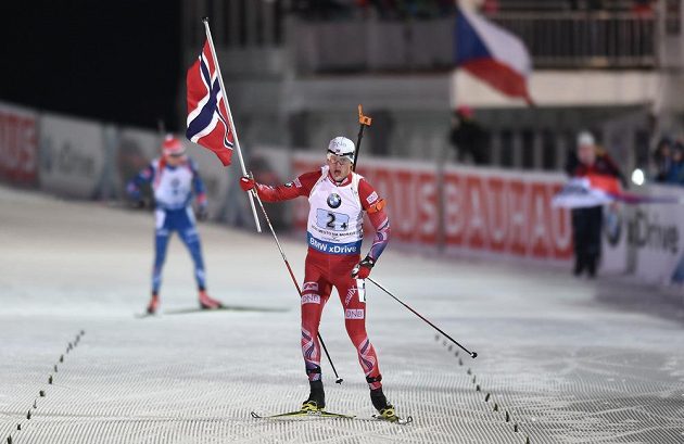 Tarjei Bö z Norska oslavuje vítězství v závodu smíšených štafet při SP v Novém Městě na Moravě.