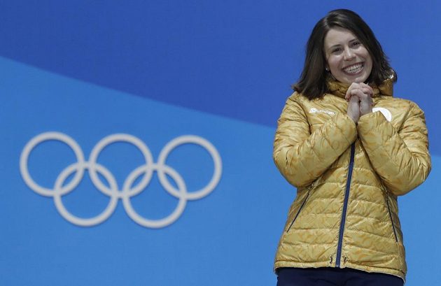 Bronzová radost. Česká reprezentantka Eva Samková skončila v olympijském klání snowboardkrosařek na třetím místě a měla z toho obrovskou radost.