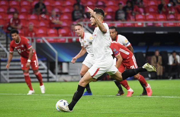 Lucas Ocampos ze Sevilly otevřel z penalty skóre Superpoháru s Bayernem Mnichov.