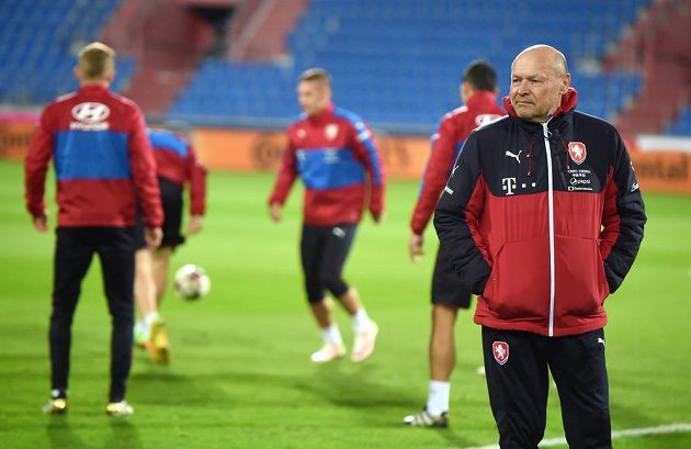 Asistent kouče české fotbalové reprezentace Miroslav Koubek (vpravo) během pondělního tréninku.