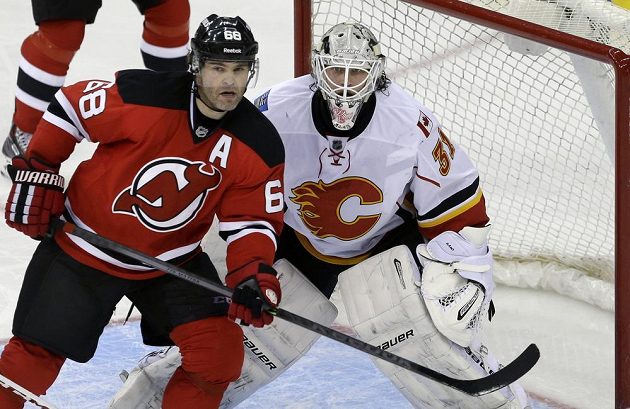 Útočník New Jersey Devils Jaromír Jágr (vlevo) a brankář Calgary Flames Karri Rämö.