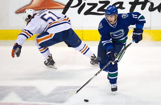 Radim Vrbata (vpravo) prožil ve Vancouveru úspěšnou sezónu. Společně s Hudlerem byl nejlepším českým střelcem v NHL.