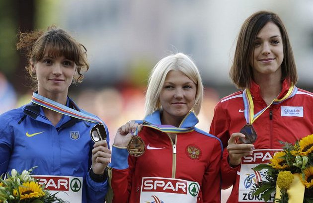 Anežka Drahotová (vpravo) pózuje s bronzovou medailí, kterou vybojovala v chůzi na 20 km. Vlevo stříbrná Ljudmila Oljanovská z Ukrajiny, uprostřed mistryně Evropy Elmira Alembekovová z Ruska.