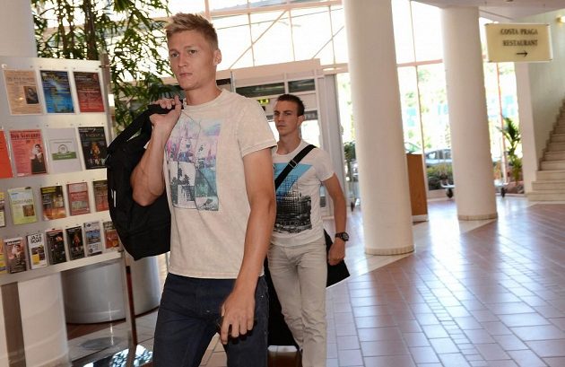 Spoluhráči z Plzně Václav Procházka (vpředu) a Vladimír Darida přichází na sraz české fotbalové reprezentace před přátelským utkáním s Maďarskem v NH Hotelu v Praze.