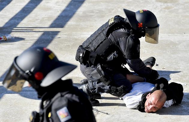 Policisté zadrželi po utkání se Spartou několik fanoušků Baníku Ostrava kvůli výtržnostem na stadionu.