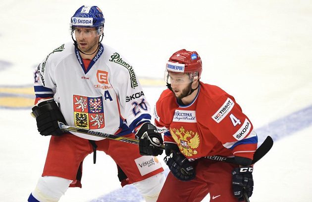 Český útočník Martin Ručínský (vlevo) a ruský obránce Michail Grigorjev během utkání v rámci turnaje Euro Hockey Tour v Karlových Varech.