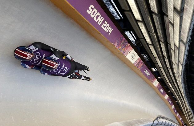 Američtí sáňkaři Christian Niccum (nahoře) a Jayson Terdiman při tréninku v olympijském ledovém korytu.