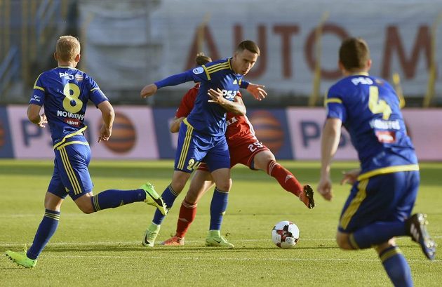 Zleva Filip Novotný z Jihlavy, Davis Ikaunieks z Jihlavy, Michal Obročník z Olomouce, Miroslav Keresteš z Jihlavy.