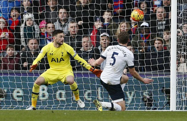 Belgický zadák Jan Vertonghen z Tottenhamu si dává vlastní gól v 23. kole anglické Premier League.