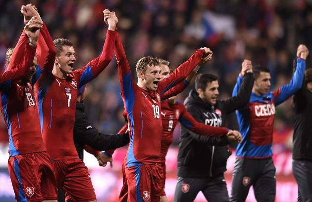 Fotbalisté české reprezentace (zleva): Jaroslav Plašil, Tomáš Necid a Ladislav Krejčí po uvítězství nad Islandem.