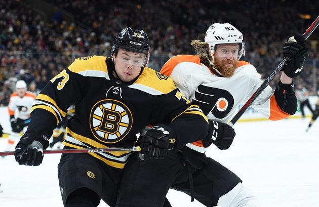 Obránce Bostonu Charlie McAvoy (73) v souboji s českým útočníkem Philadelphie Flyers Jakubem Voráčkem během utkání NHL.