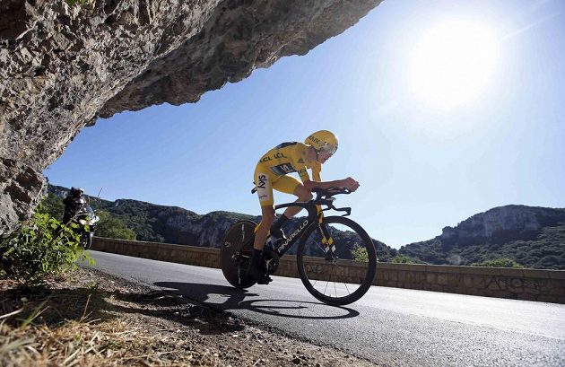 Brit Chris Froome na cestě k druhému místu ve 13. etapě Tour de France a pojištění celkového vedení v závodu.
