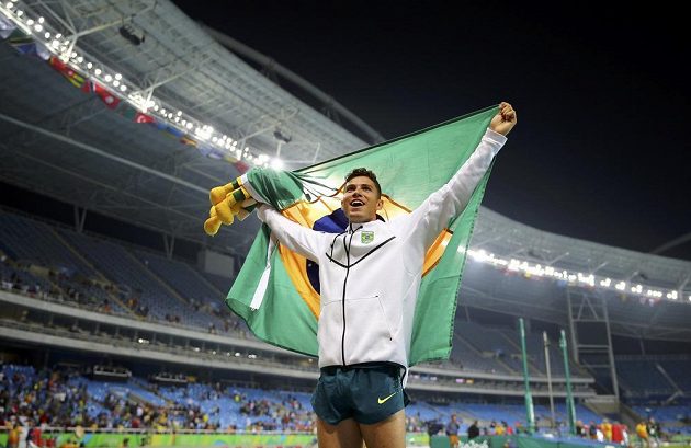 Brazilec Thiago Braz da Silva slaví senzační olympijské zlato ve skoku o tyči.