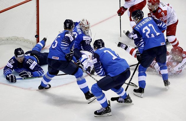 Dánský hokejista Morten Madsen skóroval v duelu s Finskem na mistrovství světa po tomto závaru.