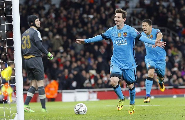 Lionel Messi (uprostřed) oslavuje gól z penalty. Vlevo překonaný gólman Arsenalu Petr Čech, vpravo Messiho spoluhráč z Barcelony Luis Suárez.