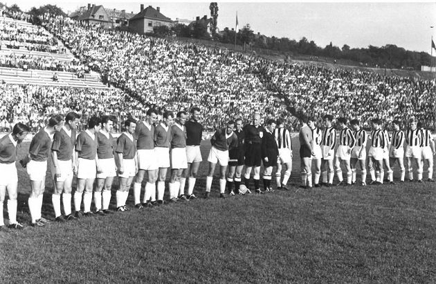 Před zápasem Baníku s Partizanem Bělehrad.