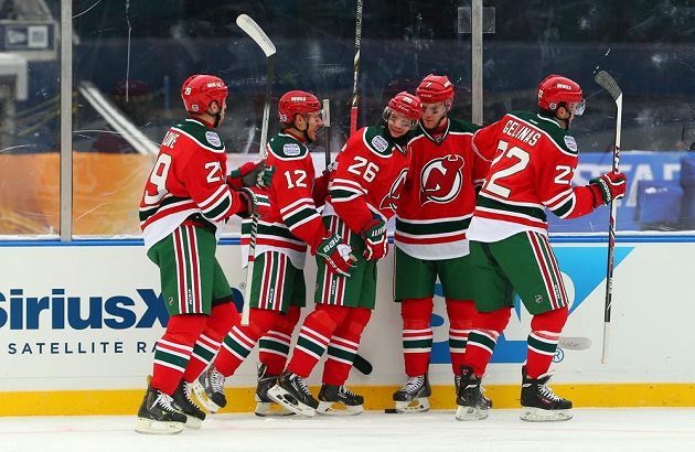 Levé křídlo New Jersey Devils Patrik Eliáš (26) slaví se spoluhráči gól proti New Yorku Rangers v utkání na Yankee Stadium.