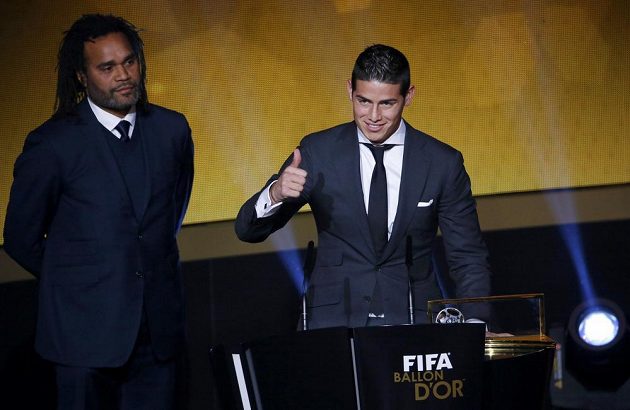 Kolumbijský fotbalista James Rodríguez, autor nejhezčího gólu roku v rámci vyhlášení ankety Zlatý míč FIFA 2014. Vlevo je bývalý slavný fotbalista Christian Karembeu.