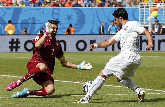 Takhle italský brankář Gianluigi Buffon zlikvidoval v první půli šanci uruguayského kanonýra Luise Suáreze.